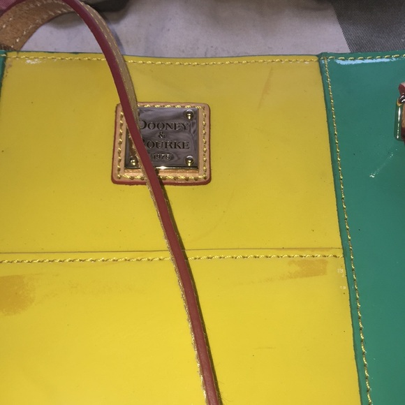 Dooney and Bourke patten leather and leather handle bag - Picture 2 of 9